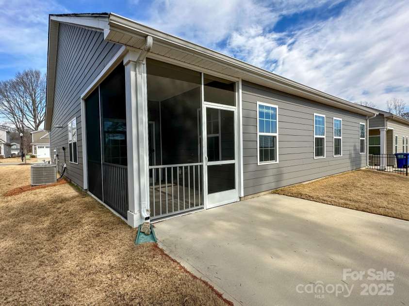 5047 Summer Surprise Lane, Charlotte, NC 28215.  MLS# CAR4219026, YatesRealty ID 3482. 