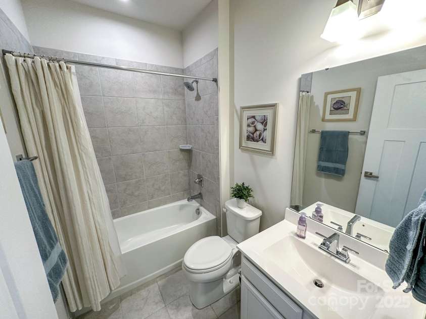 5047 Summer Surprise Lane, Charlotte, NC 28215.  MLS# CAR4219026, YatesRealty ID 3482. Bathroom 2