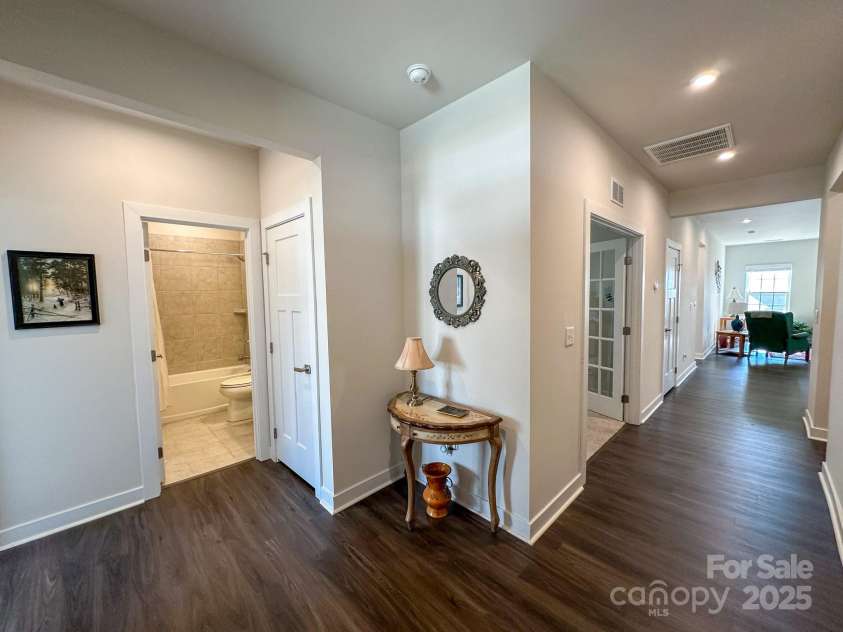 5047 Summer Surprise Lane, Charlotte, NC 28215.  MLS# CAR4219026, YatesRealty ID 3482. Oversized foyer.