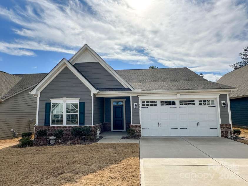 5047 Summer Surprise Lane, Charlotte, NC 28215.  MLS# CAR4219026, YatesRealty ID 3482. Welcome home! 5047 Summer Surprise Ln