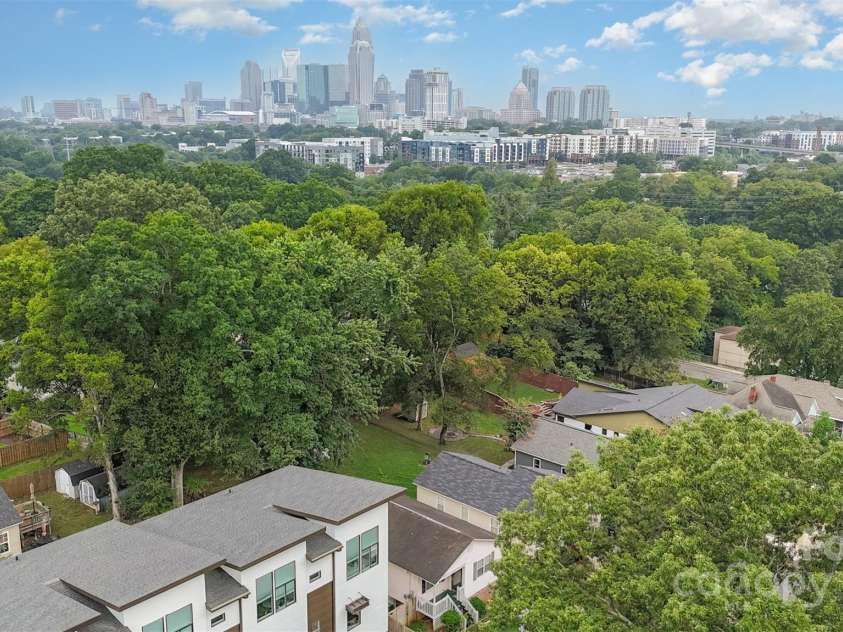 820 18th Street, Charlotte, NC 28205.  MLS# CAR4290522, YatesRealty ID 34820. Chalotte Skyline