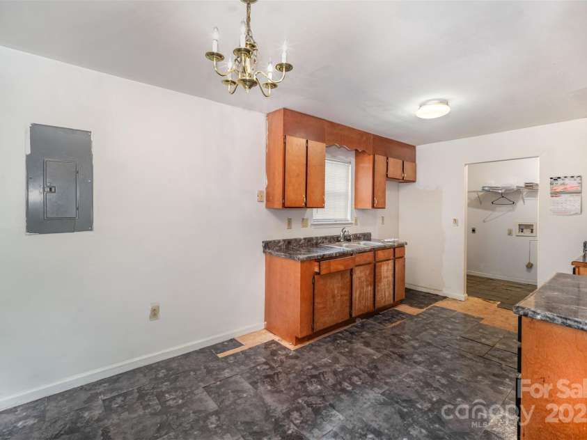 820 18th Street, Charlotte, NC 28205.  MLS# CAR4290522, YatesRealty ID 34820. Kitchen