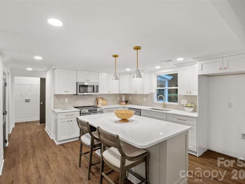 700 Tadlock Place, Matthews, NC 28105.  MLS# CAR4396700, YatesRealty ID 34821. 