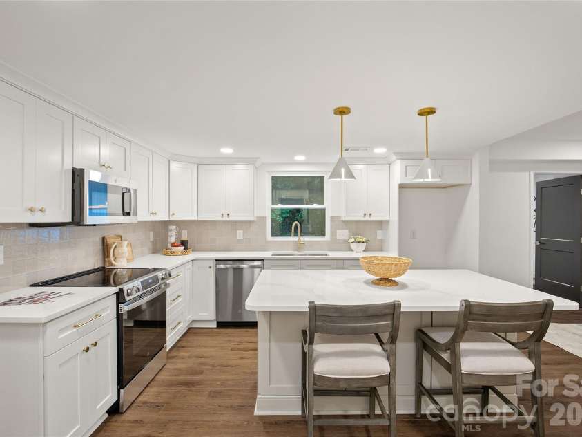 700 Tadlock Place, Matthews, NC 28105.  MLS# CAR4396700, YatesRealty ID 34821. 
