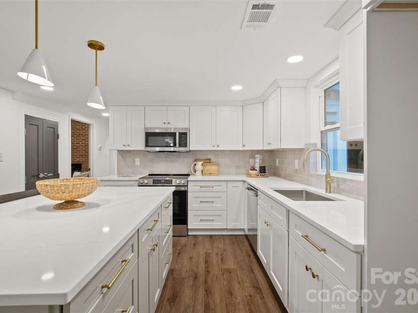 700 Tadlock Place, Matthews, NC 28105.  MLS# CAR4396700, YatesRealty ID 34821. 