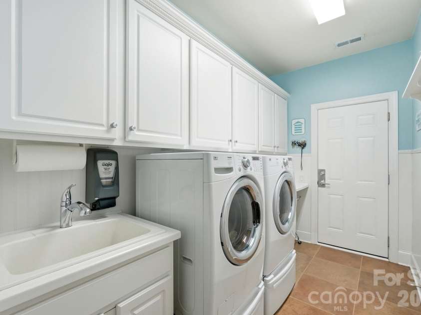 2905 Julian Glen Circle, Waxhaw, NC 28173.  MLS# CAR4383394, YatesRealty ID 34823. 