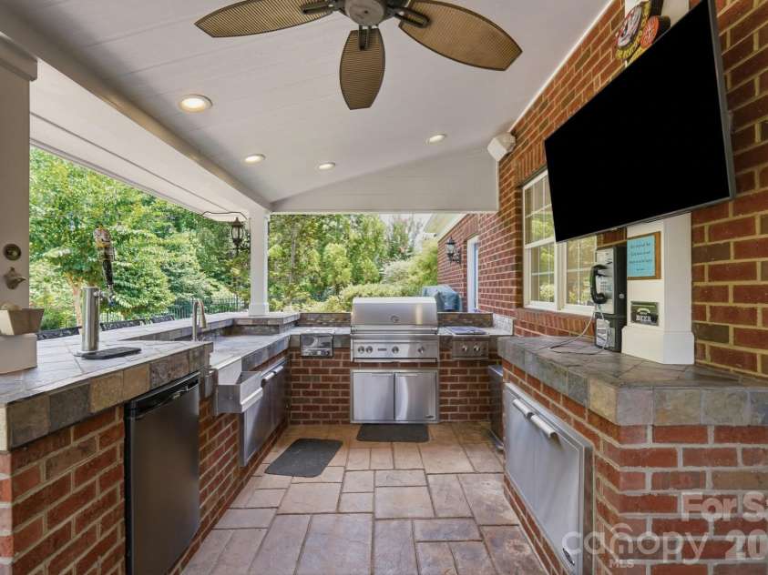 2905 Julian Glen Circle, Waxhaw, NC 28173.  MLS# CAR4383394, YatesRealty ID 34823. Lynx grill