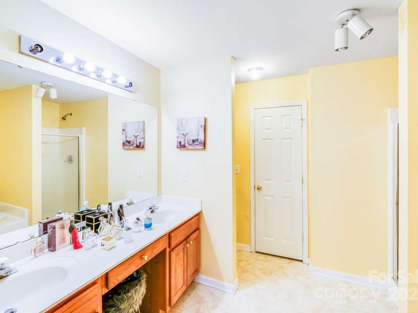 1718 Glenlea Vista Court, Charlotte, NC 28216.  MLS# CAR4283374, YatesRealty ID 34825. 