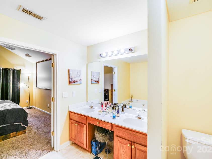 1718 Glenlea Vista Court, Charlotte, NC 28216.  MLS# CAR4283374, YatesRealty ID 34825. 