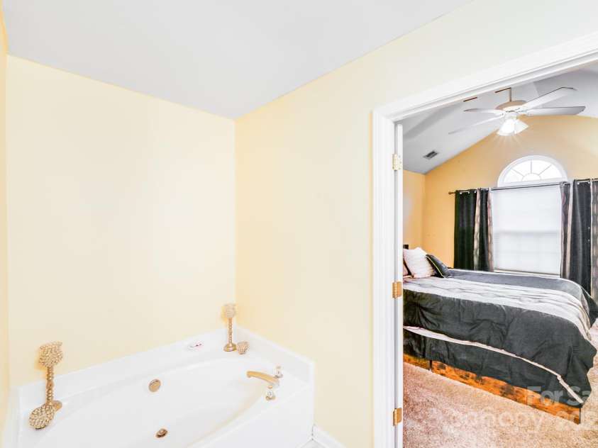 1718 Glenlea Vista Court, Charlotte, NC 28216.  MLS# CAR4283374, YatesRealty ID 34825. 