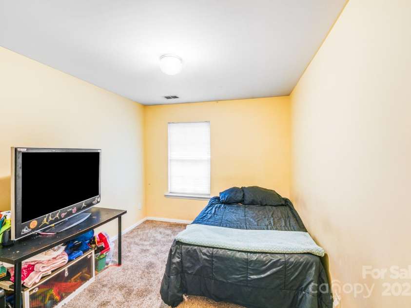 1718 Glenlea Vista Court, Charlotte, NC 28216.  MLS# CAR4283374, YatesRealty ID 34825. 