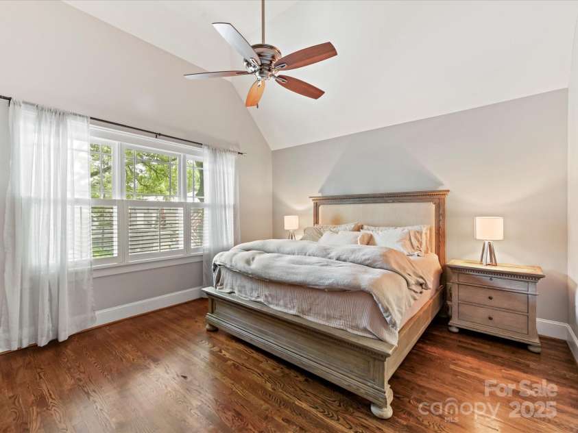 1716 Bay Street, Charlotte, NC 28204.  MLS# CAR4289594, YatesRealty ID 34826. Spacious Primary Suite on upper level with vaulted ceiling, hardwood floors, private bath & walk in closet!
