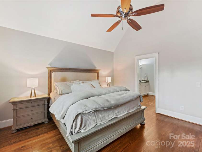 1716 Bay Street, Charlotte, NC 28204.  MLS# CAR4289594, YatesRealty ID 34826. Spacious Primary Suite on upper level with vaulted ceiling, hardwood floors, private bath & walk in closet!