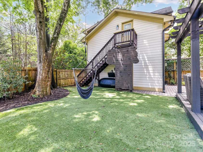 1716 Bay Street, Charlotte, NC 28204.  MLS# CAR4289594, YatesRealty ID 34826. Turf back yard with mature landscaping & trees complete this private, fenced back yard!