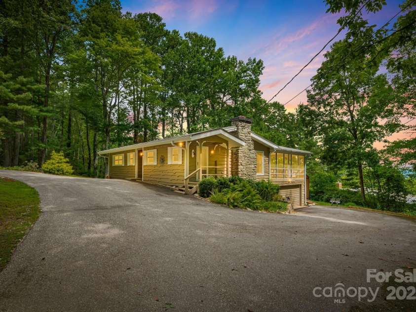 20 Ridgeview Road, Spruce Pine, NC 28777.  MLS# CAR4284519, YatesRealty ID 34828. 