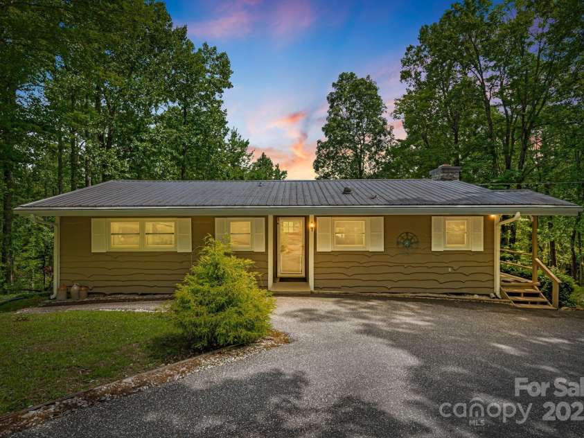 20 Ridgeview Road, Spruce Pine, NC 28777.  MLS# CAR4284519, YatesRealty ID 34828. 