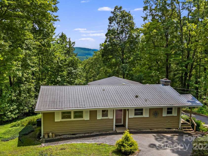 20 Ridgeview Road, Spruce Pine, NC 28777.  MLS# CAR4284519, YatesRealty ID 34828. 