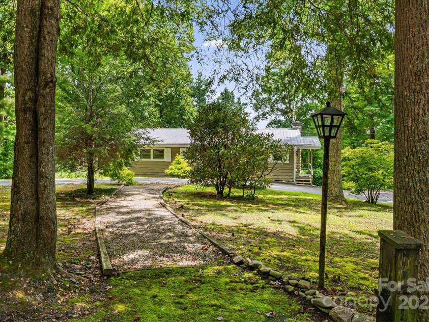 20 Ridgeview Road, Spruce Pine, NC 28777.  MLS# CAR4284519, YatesRealty ID 34828. 