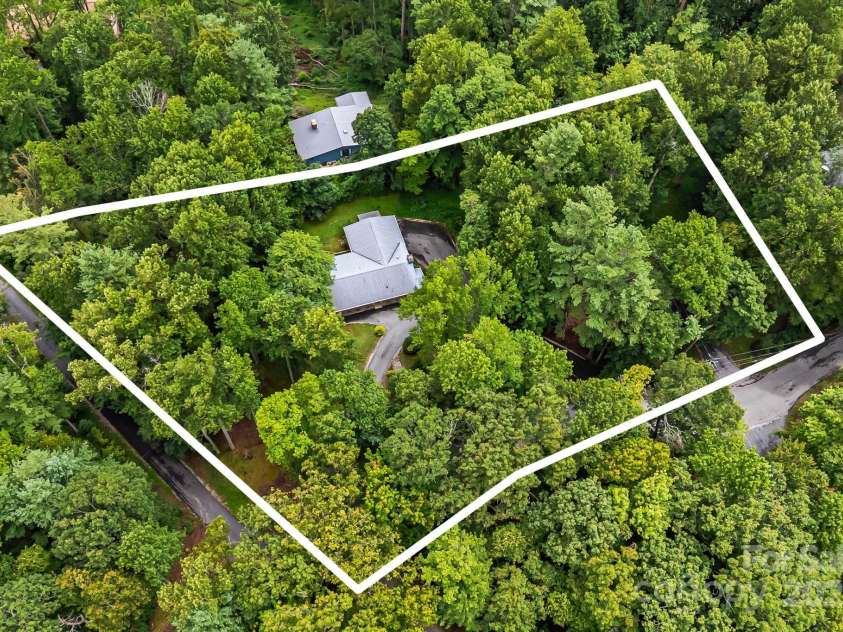 20 Ridgeview Road, Spruce Pine, NC 28777.  MLS# CAR4284519, YatesRealty ID 34828. 