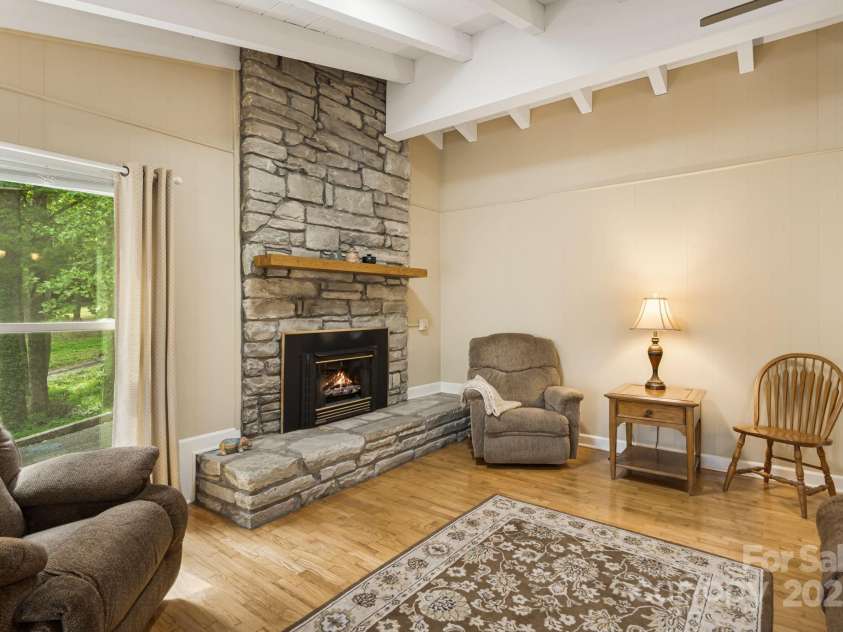 20 Ridgeview Road, Spruce Pine, NC 28777.  MLS# CAR4284519, YatesRealty ID 34828. 