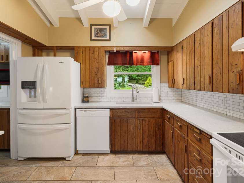 20 Ridgeview Road, Spruce Pine, NC 28777.  MLS# CAR4284519, YatesRealty ID 34828. 