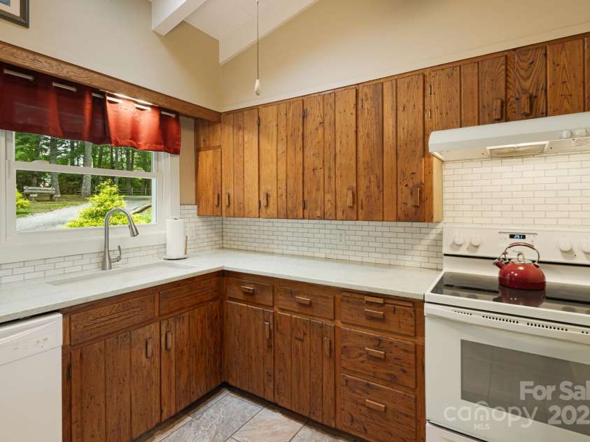 20 Ridgeview Road, Spruce Pine, NC 28777.  MLS# CAR4284519, YatesRealty ID 34828. 