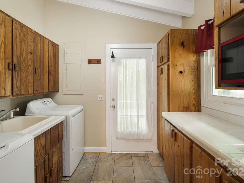 20 Ridgeview Road, Spruce Pine, NC 28777.  MLS# CAR4284519, YatesRealty ID 34828. 