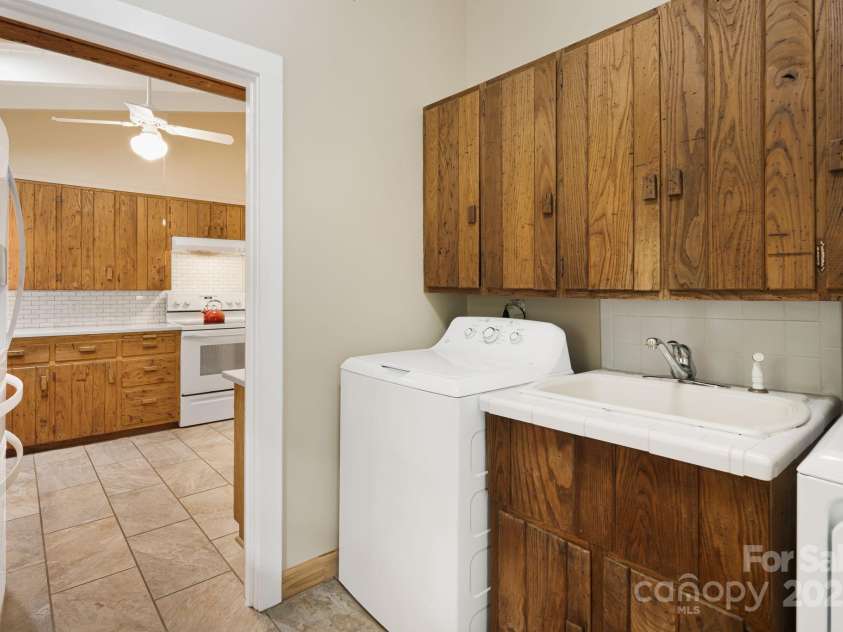 20 Ridgeview Road, Spruce Pine, NC 28777.  MLS# CAR4284519, YatesRealty ID 34828. 