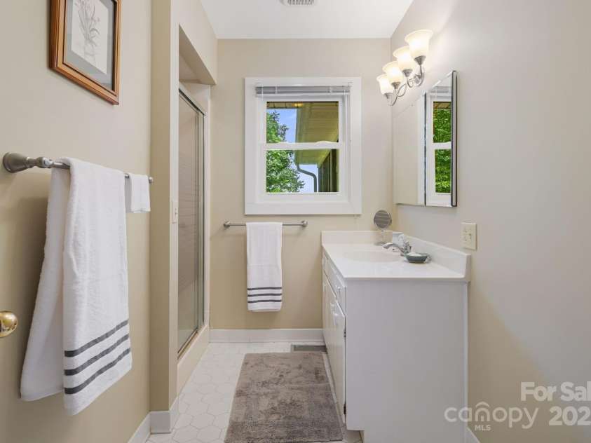 20 Ridgeview Road, Spruce Pine, NC 28777.  MLS# CAR4284519, YatesRealty ID 34828. 