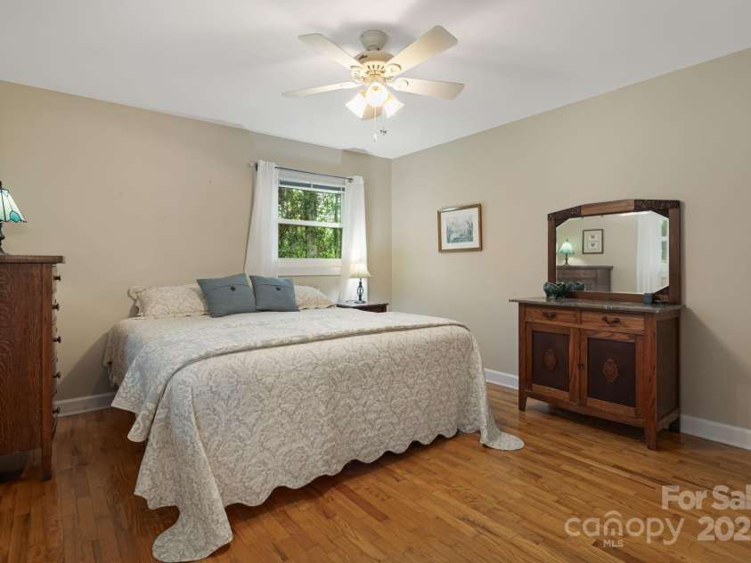 20 Ridgeview Road, Spruce Pine, NC 28777.  MLS# CAR4284519, YatesRealty ID 34828. 