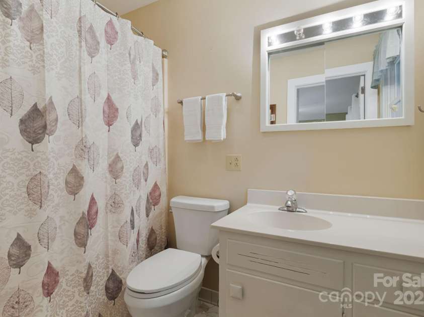 20 Ridgeview Road, Spruce Pine, NC 28777.  MLS# CAR4284519, YatesRealty ID 34828. 