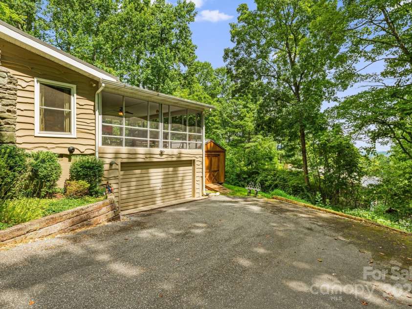 20 Ridgeview Road, Spruce Pine, NC 28777.  MLS# CAR4284519, YatesRealty ID 34828. 