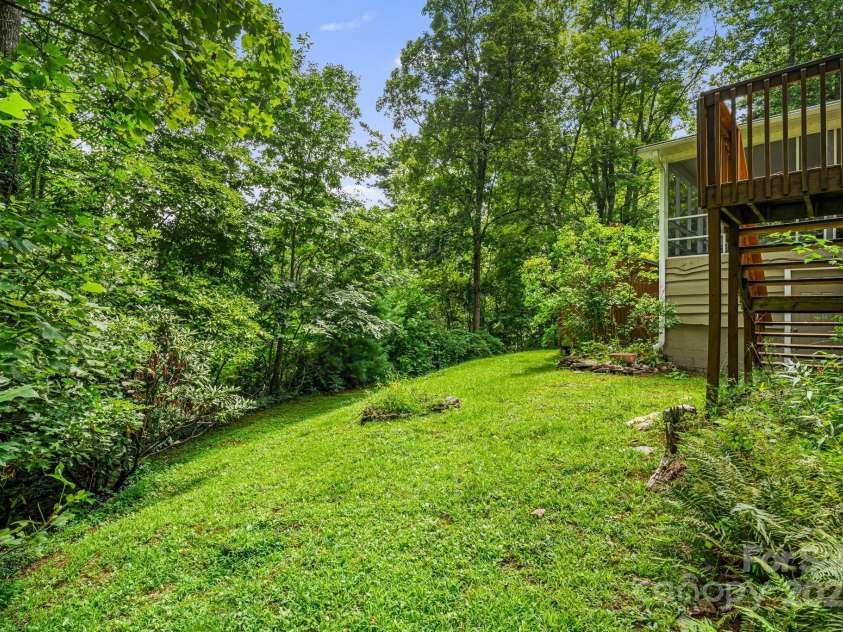 20 Ridgeview Road, Spruce Pine, NC 28777.  MLS# CAR4284519, YatesRealty ID 34828. 