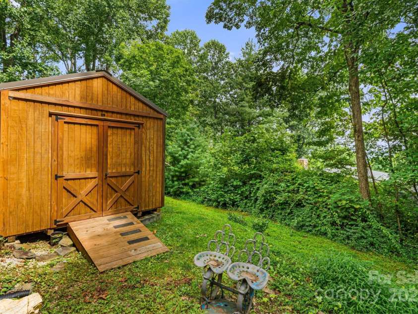 20 Ridgeview Road, Spruce Pine, NC 28777.  MLS# CAR4284519, YatesRealty ID 34828. 