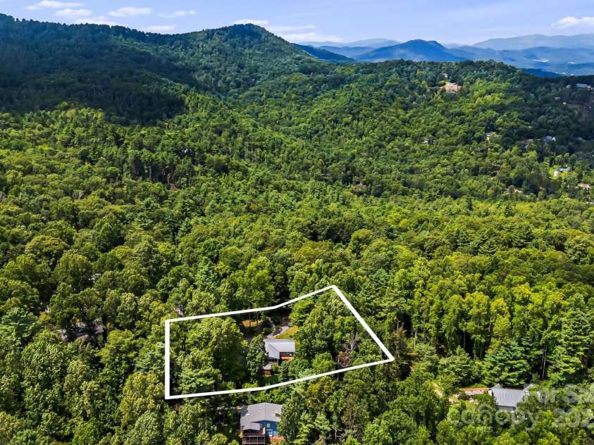 20 Ridgeview Road, Spruce Pine, NC 28777.  MLS# CAR4284519, YatesRealty ID 34828. 