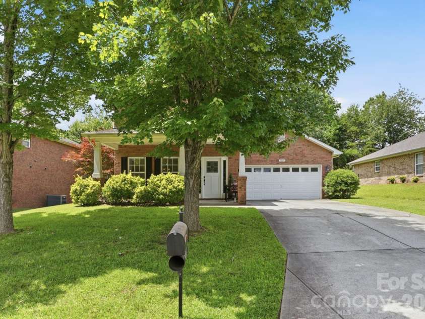 2509 Glyncastle Way, Gastonia, NC 28056.  MLS# CAR4399747, YatesRealty ID 34828. 