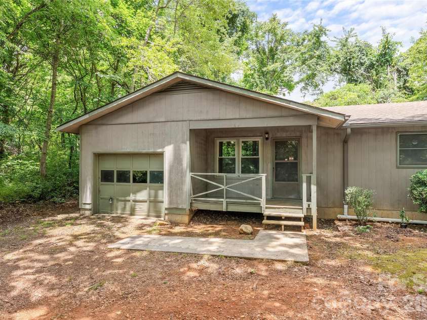100 Stonewall Avenue, Swannanoa, NC 28778.  MLS# CAR4392544, YatesRealty ID 34829. 