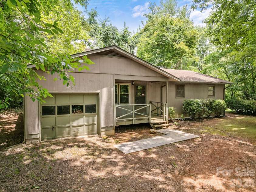 100 Stonewall Avenue, Swannanoa, NC 28778.  MLS# CAR4392544, YatesRealty ID 34829. 