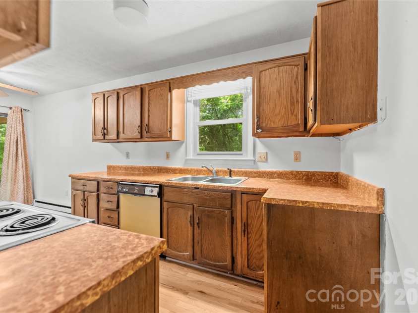 100 Stonewall Avenue, Swannanoa, NC 28778.  MLS# CAR4392544, YatesRealty ID 34829. 