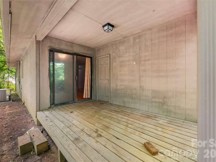 100 Stonewall Avenue, Swannanoa, NC 28778.  MLS# CAR4392544, YatesRealty ID 34829. 