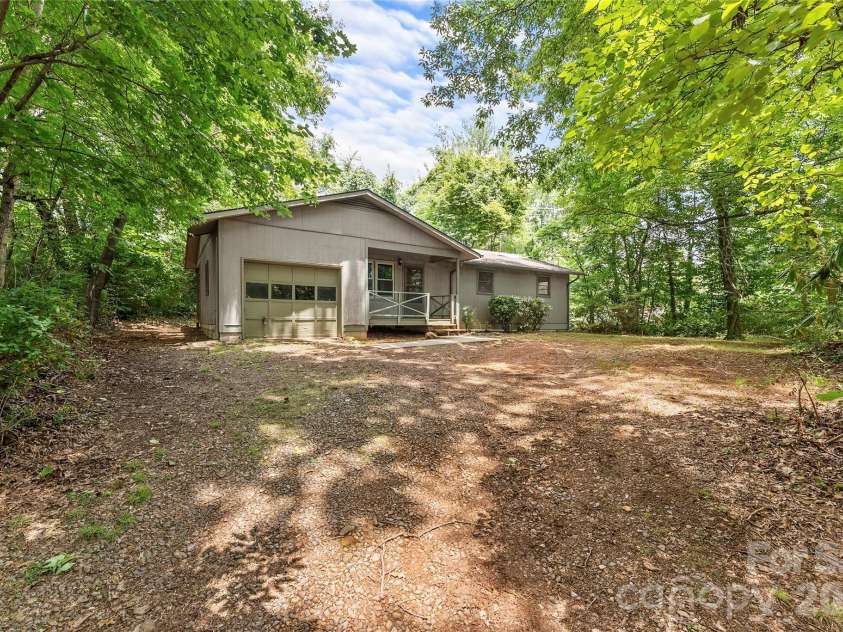 100 Stonewall Avenue, Swannanoa, NC 28778.  MLS# CAR4392544, YatesRealty ID 34829. 