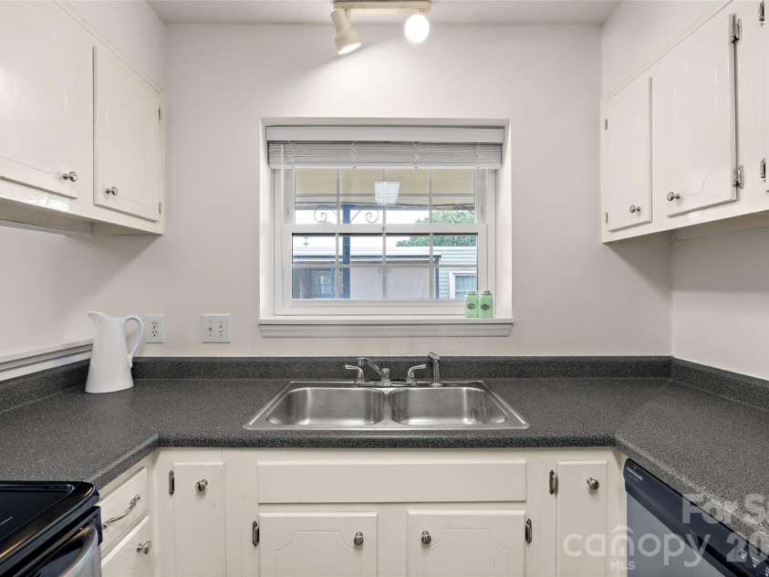2632 Park Road, Charlotte, NC 28209.  MLS# CAR4389596, YatesRealty ID 34830. 