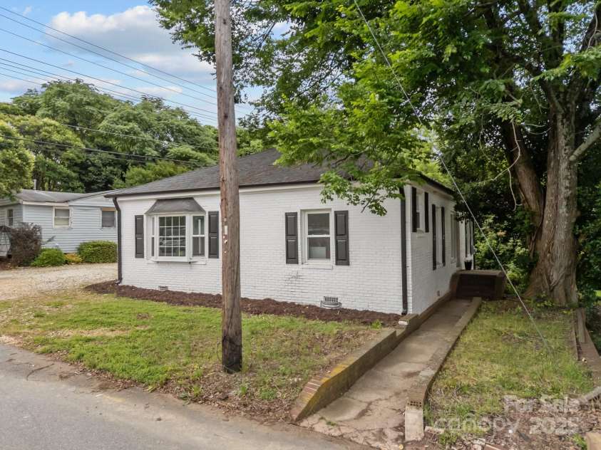 207 Eden Street, Davidson, NC 28036.  MLS# CAR4257551, YatesRealty ID 34834. 
