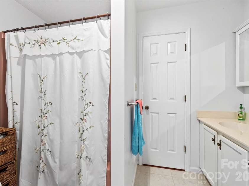10 Old Turnpike Road, Mills River, NC 28759.  MLS# CAR4399387, YatesRealty ID 34836. Full Bath