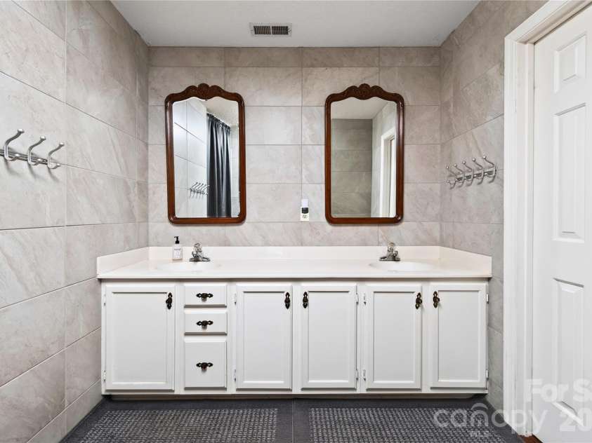 10 Old Turnpike Road, Mills River, NC 28759.  MLS# CAR4399387, YatesRealty ID 34836. Primary Bath