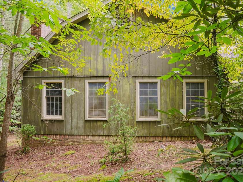 305 Heathcote Road, Hendersonville, NC 28791.  MLS# CAR4293902, YatesRealty ID 34840. 