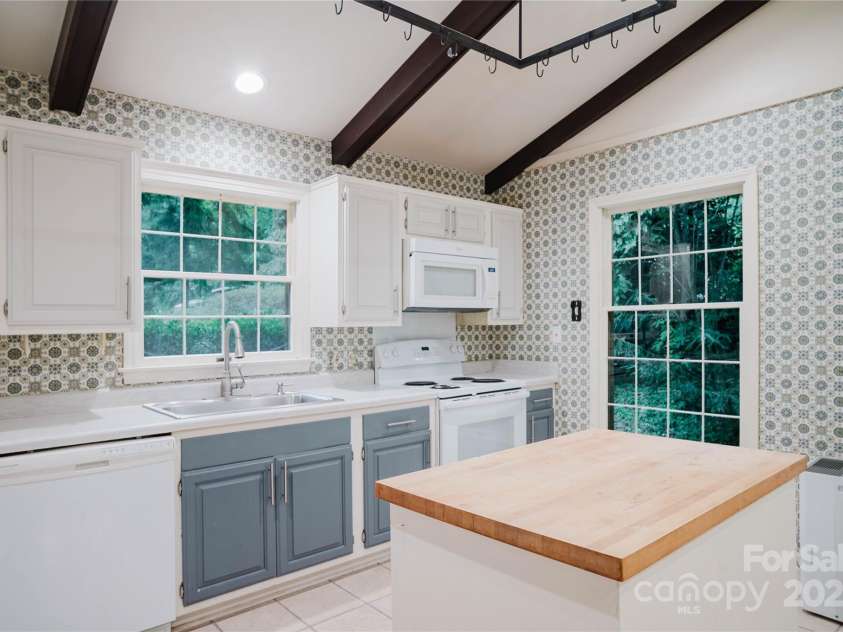 305 Heathcote Road, Hendersonville, NC 28791.  MLS# CAR4293902, YatesRealty ID 34840. 