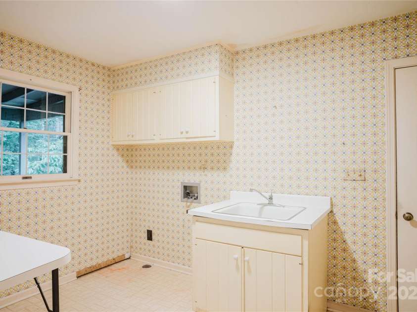 305 Heathcote Road, Hendersonville, NC 28791.  MLS# CAR4293902, YatesRealty ID 34840. 