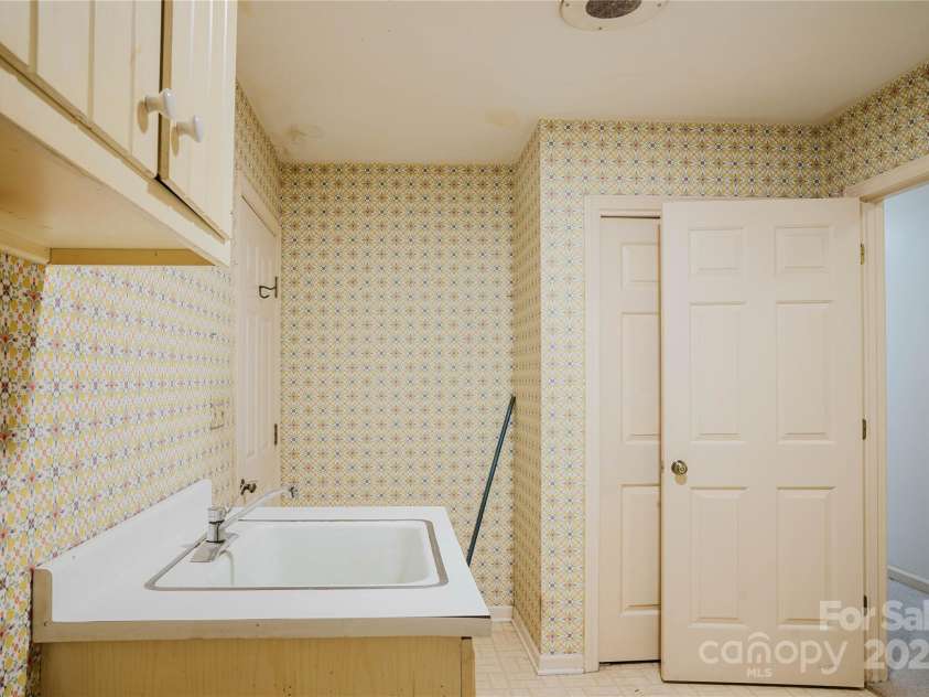 305 Heathcote Road, Hendersonville, NC 28791.  MLS# CAR4293902, YatesRealty ID 34840. 