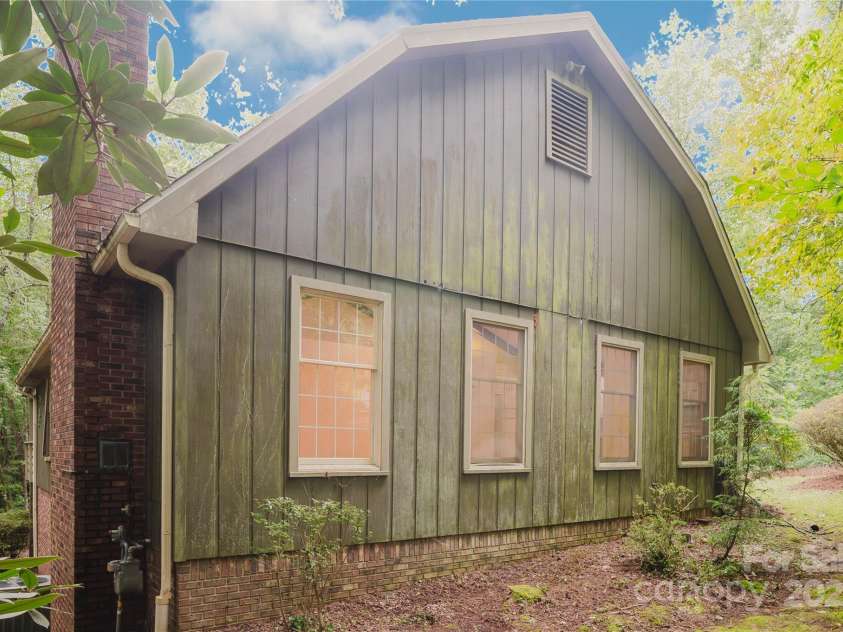 305 Heathcote Road, Hendersonville, NC 28791.  MLS# CAR4293902, YatesRealty ID 34840. 